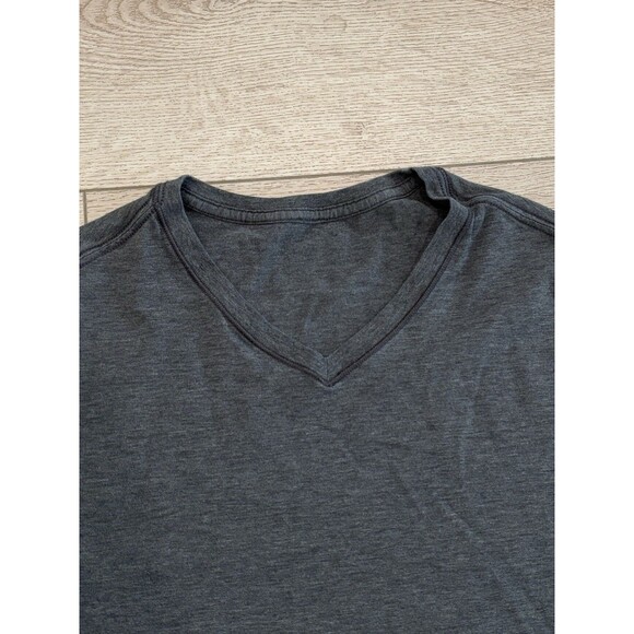 Lululemon Shirt Men’s Large Tee Active Gym Workout Athleisure V-neck Shirt - Picture 3 of 6